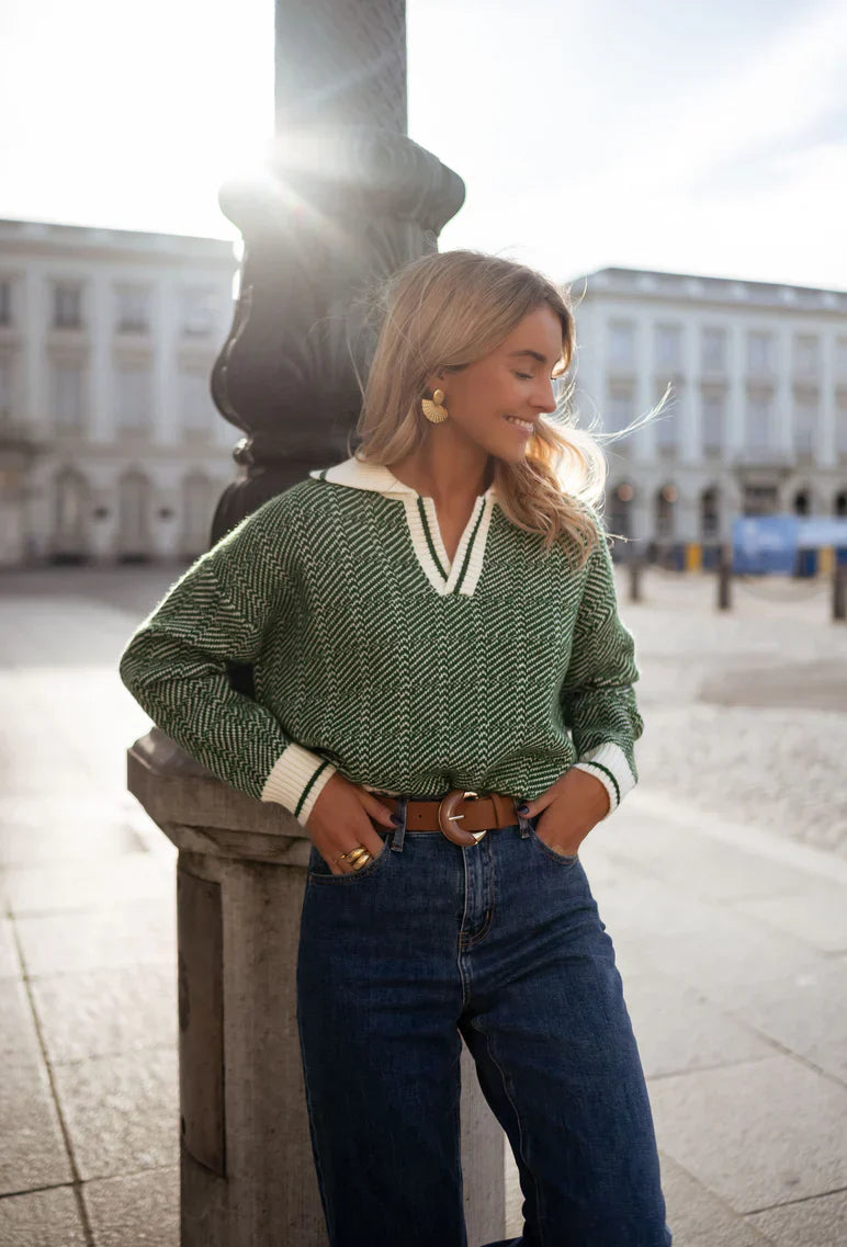 EMILIA | THE GREEN V-NECK SWEATER WITH FOLDED COLLAR